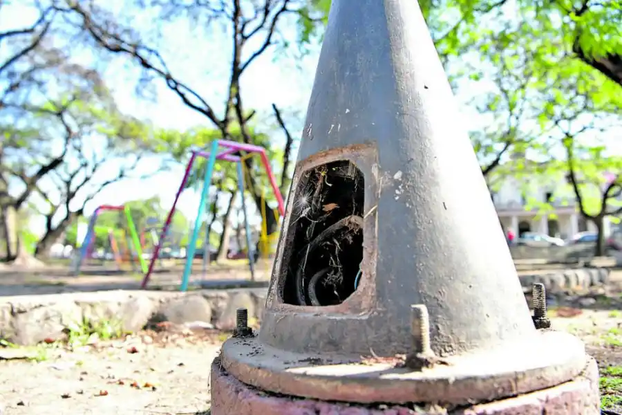  PLAZA ALBERDI. A la par de los juegos, un poste con los cables al aire.