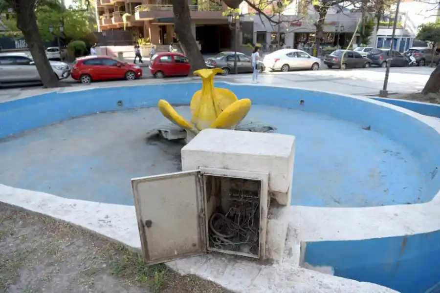  PLAZA URQUIZA 2. La fuente está rodeada de estructuras dañadas.