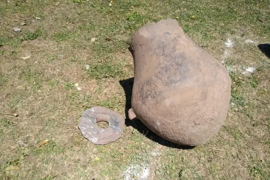 La urna mide 65 cm de alto x 58 de diámetro.