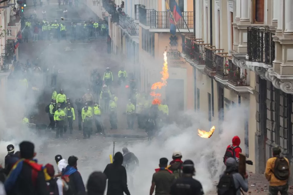 FURIA Y FUEGO. Los manifestantes enfrentaron a la policía, que lanzó gases para dispersar a la multitud.  fotos reuters