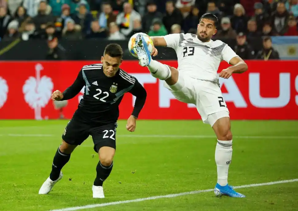 SIEMPRE DA PELEA. Lautaro Martínez, que no tuvo muchas chances para poder marcar, disputa la pelota con el defensor alemán Emre Can. El “Toro” mostró movilidad por todo el frente de ataque. reuters 