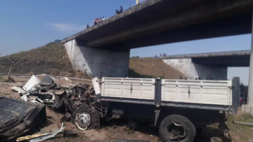 Murieron los dos ocupantes del camión que cayó desde un puente