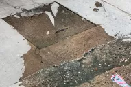 Agua cloacal, papel higiénico y materia fecal sobre la vereda de San Juan al 400