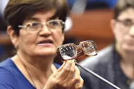 La hermana del soldado exhibió los lentes que se dejó en el campamento