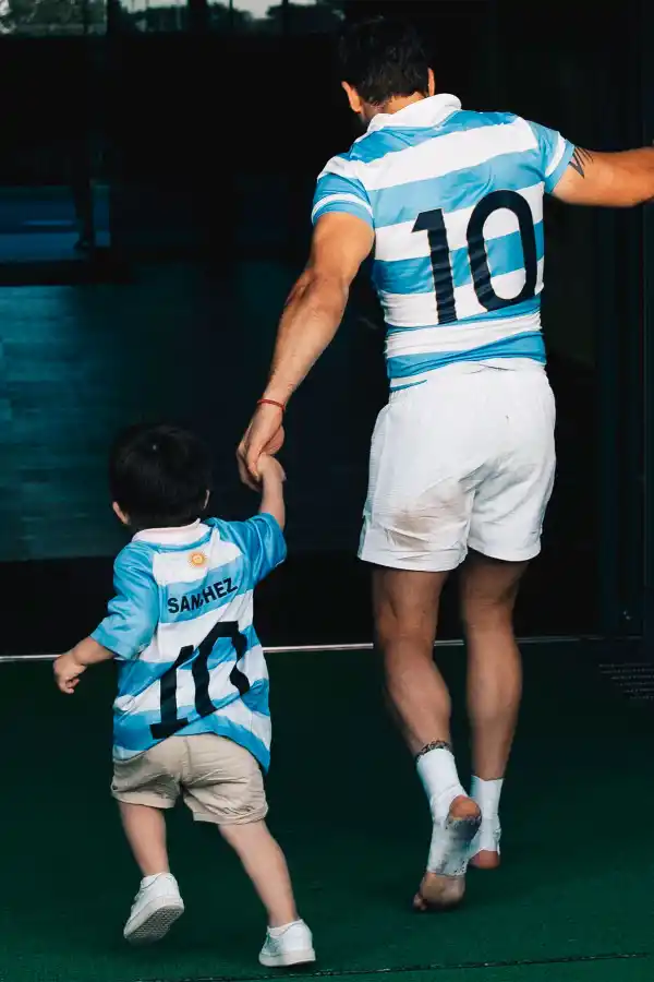 CON SU HIJO. Nicolás Sánchez le dedicó un post a su familia.