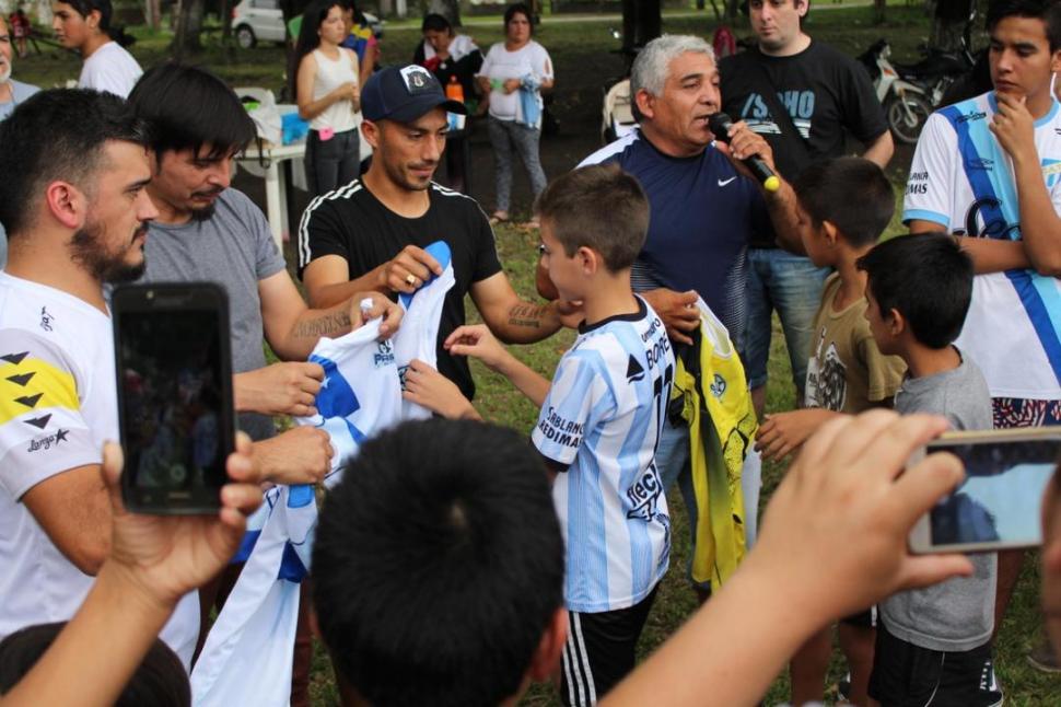 LA FIGURA INVITADA. Cuando se hizo la entrega de camisetas a los chicos de la escuela “La Pasión”, de Villa Quinteros, quien las entregó a los pequeños fue el jugador de Atlético, Guillermo Acosta. 