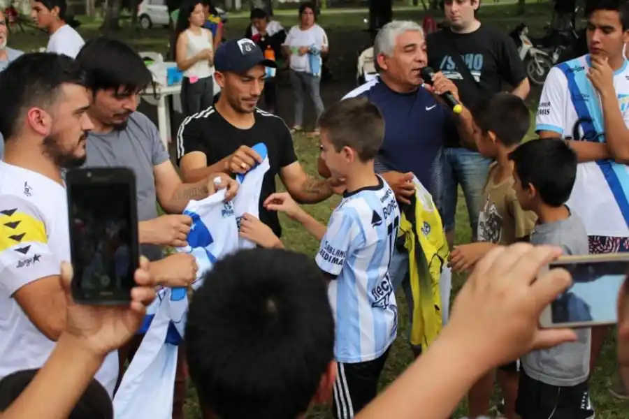 LA FIGURA INVITADA. Cuando se hizo la entrega de camisetas a los chicos de la escuela “La Pasión”, de Villa Quinteros, quien las entregó a los pequeños fue el jugador de Atlético, Guillermo Acosta. 