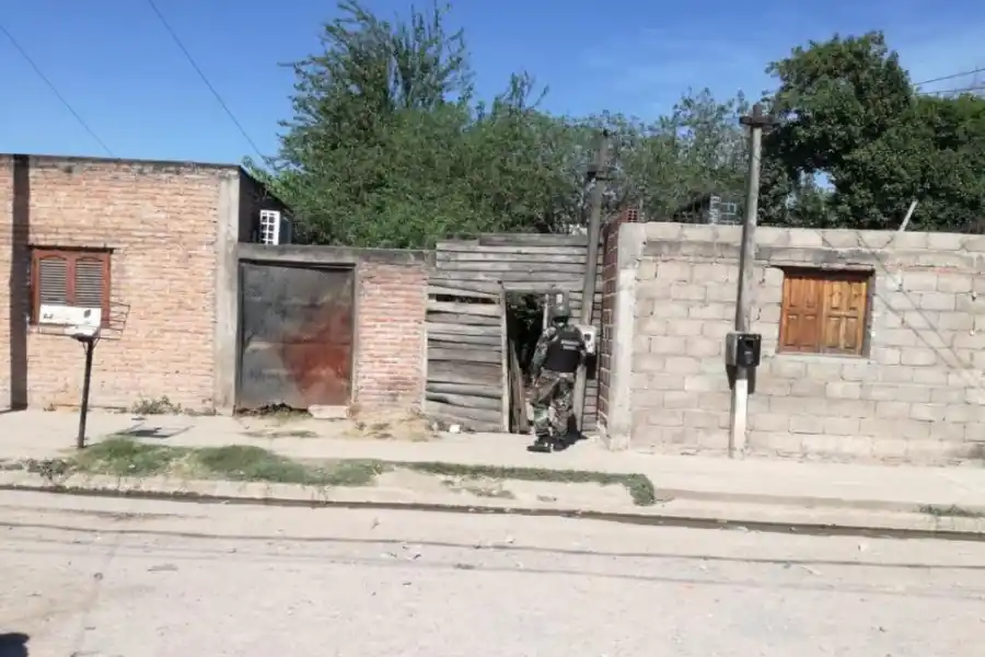 CUSTODIA. Un gendarme observa el trabajo en el interior de una vivienda. credito