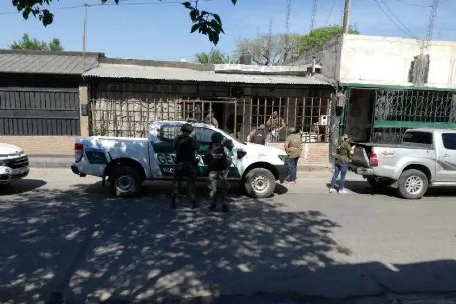 ACTUACIONES. Los uniformados retiraron distintos elementos en algunas casas de la zona.