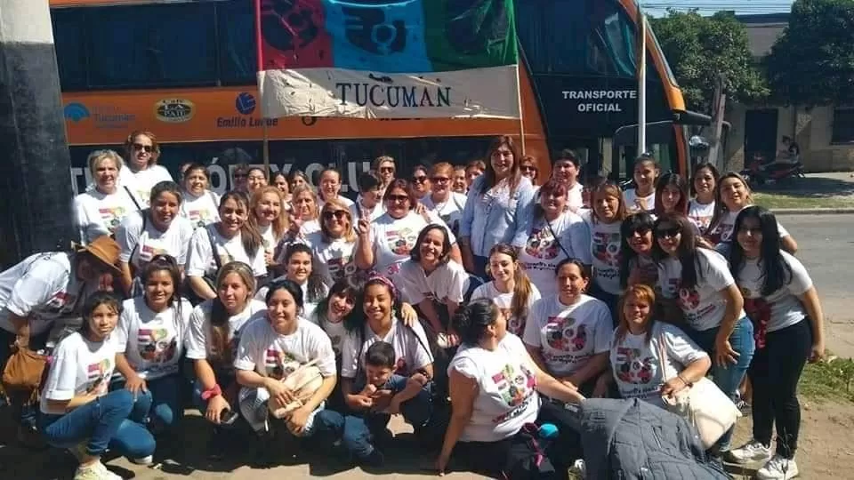 Uno de los tantos grupos que salieron desde la plaza Urquiza.