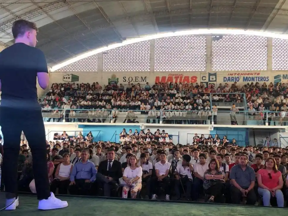 EN BANDA DEL RIO SALI. Mateo habla a alumnos de diferentes escuelas estatales y privadas de Tucumán.
