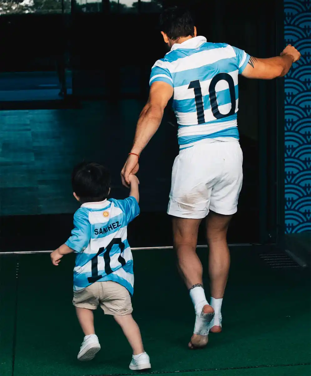 CON SU HIJO. Nicolás Sánchez le dedicó un post a su familia.