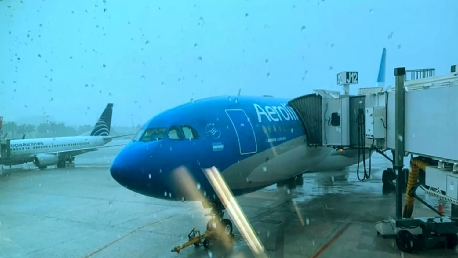 Demoras y vuelos cancelados en el aeropuerto tucumano por una tormenta en Buenos Aires