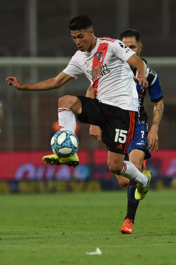 PROTAGONISTA. Palacios lanzó el remate que pegó en el travesaño y que le permitió a Borré, en el rebote, marcar el 1-0. prensa river