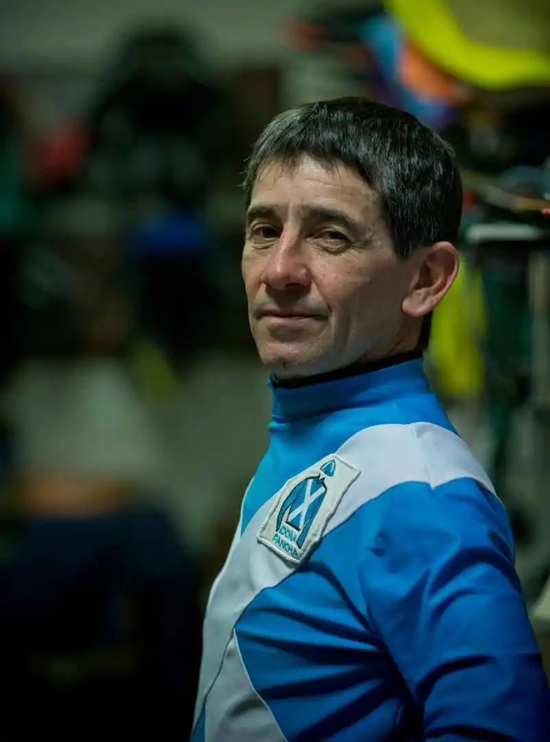 PALPITANDO EL RETIRO. A punto de cumplir 53 años, el jinete uruguayo colgará la fusta. 