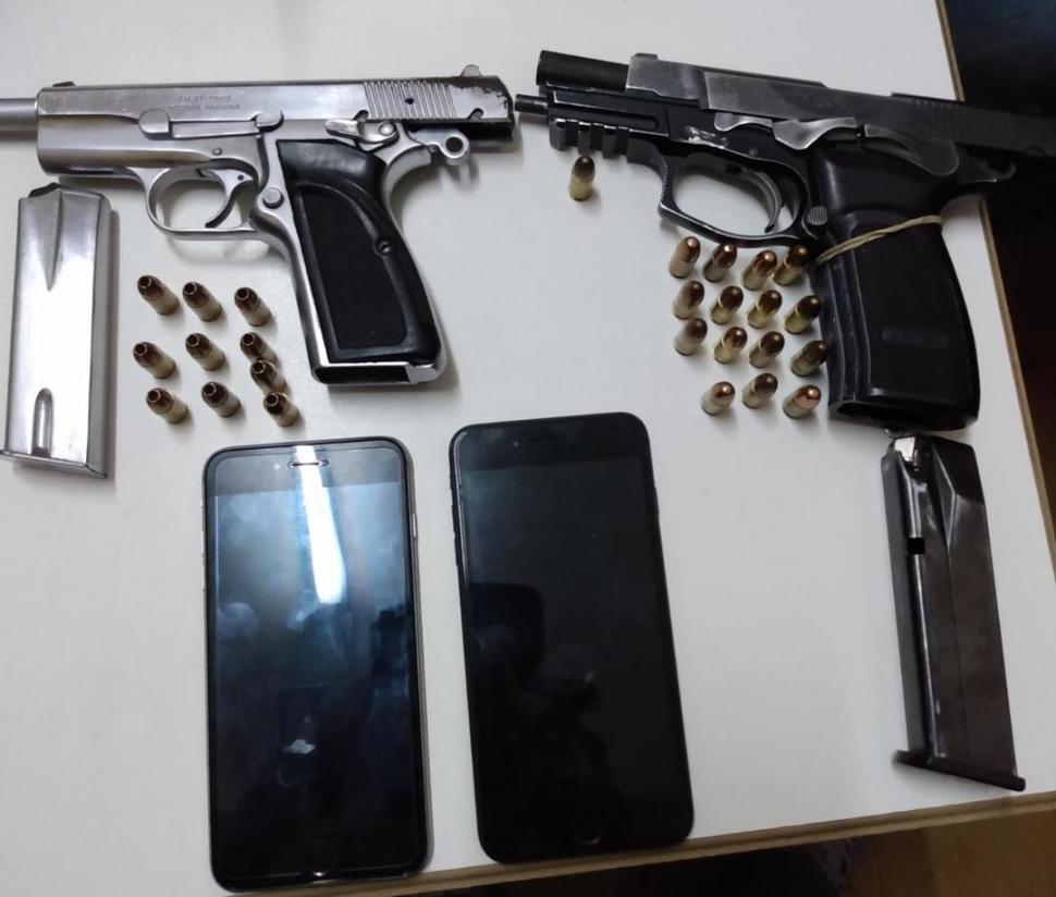 ELEMENTOS. Se secuestraron celulares y armas con numeración “limada”.