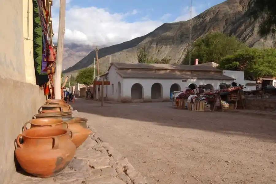  HOTEL COLORES DE PURMAMARCA. El estilo rústico que se funde con los paisajes y los colores del cerro jujeño conviven en Colores de Purmamarca, un complejo de 10 casas listas para recibirte con toda la privacidad de una cabaña y el confort de un hotel.