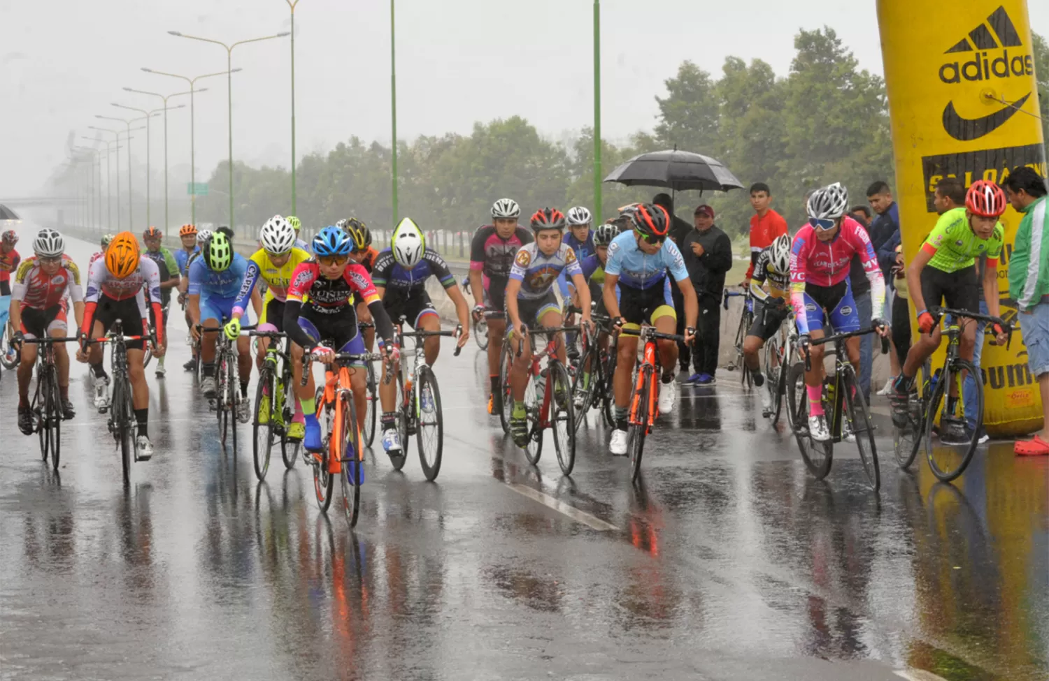NADA LOS DETUVO. Pese a la lluvia, el ciclismo tucumano vivió una jornada inolvidable por la jerarquía de los competidores.