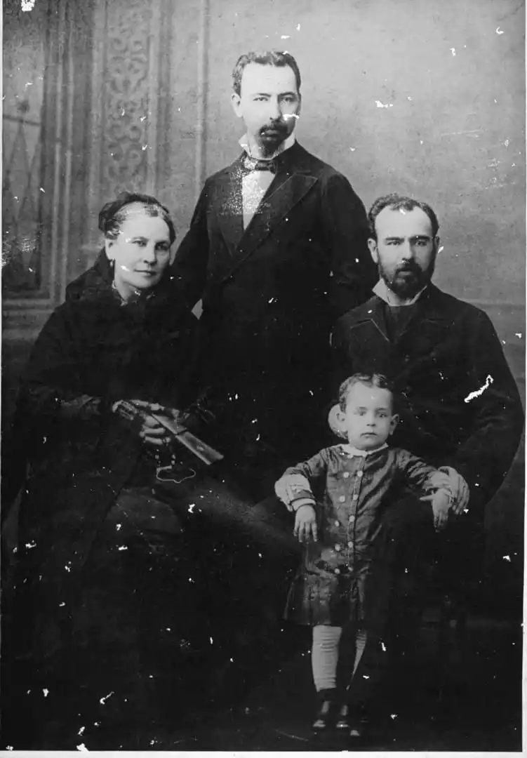 EN LA JUVENTUD. Victorino de la Plaza aparece de pie. Sentado, su hermano Rafael con el niño Rafael Plaza Augier