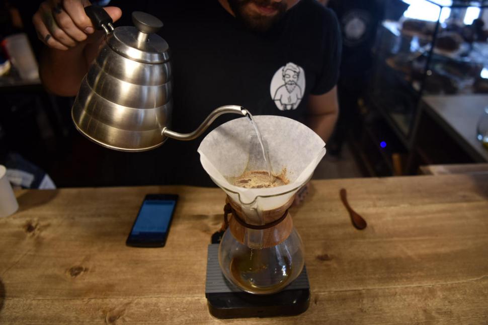 FILTRADO. La cafetera Kalita premite un café con cuerpo más aceitoso.