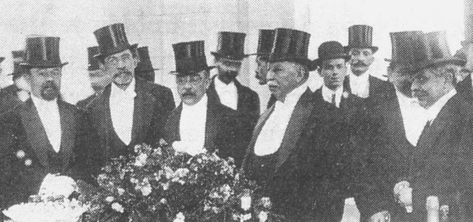 EN TUCUMÁN, EN 1911. Desde la izquierda, Fortunato Mariño, Manuel Esteves, Eleodoro Lobos, el vicepresidente Victorino de la Plaza y el gobernador José Frías Silva