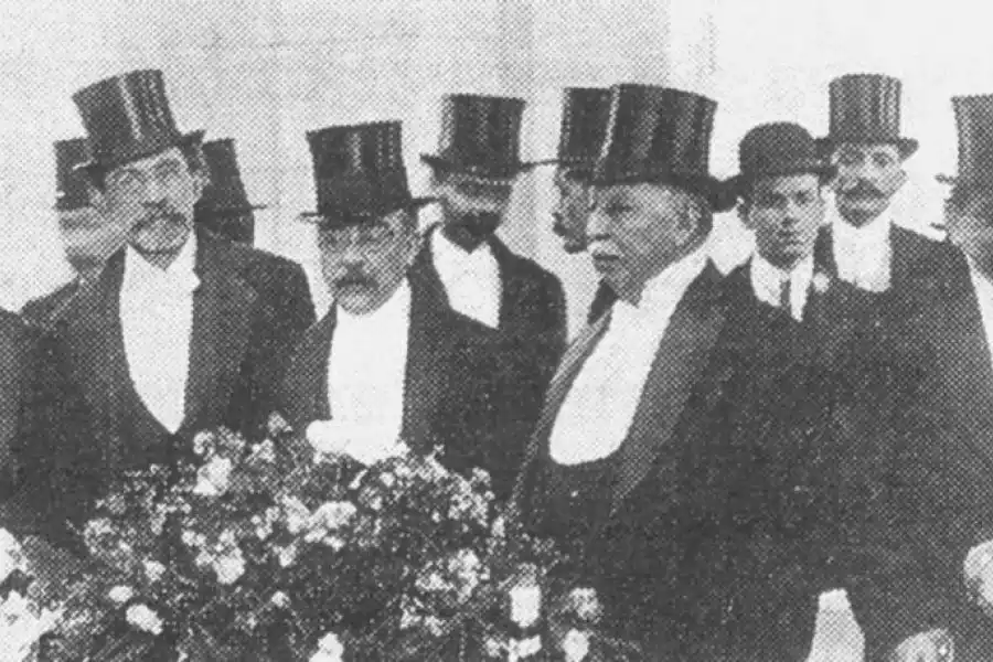 EN TUCUMÁN, EN 1911. Desde la izquierda, Fortunato Mariño, Manuel Esteves, Eleodoro Lobos, el vicepresidente Victorino de la Plaza y el gobernador José Frías Silva