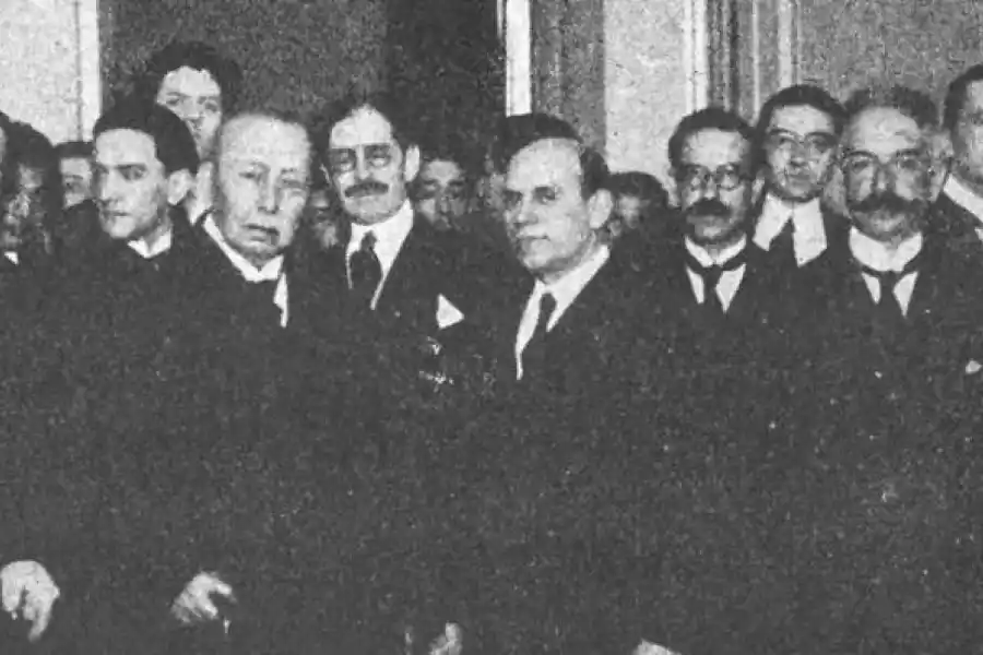 DIAS ANTES DE MORIR. El doctor De la Plaza en Córdoba, al centro, junto a Enrique Martínez Paz. Al extremo izquierdo,  el gobernador Ramón J. Cárcano 