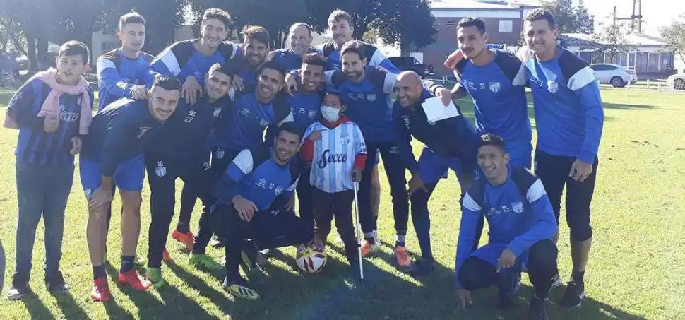 TODOS CON ÉL. El plantel posa feliz junto a Tobías Risso (9), que padece una insuficiencia renal crónica y es fanático de Atlético. 