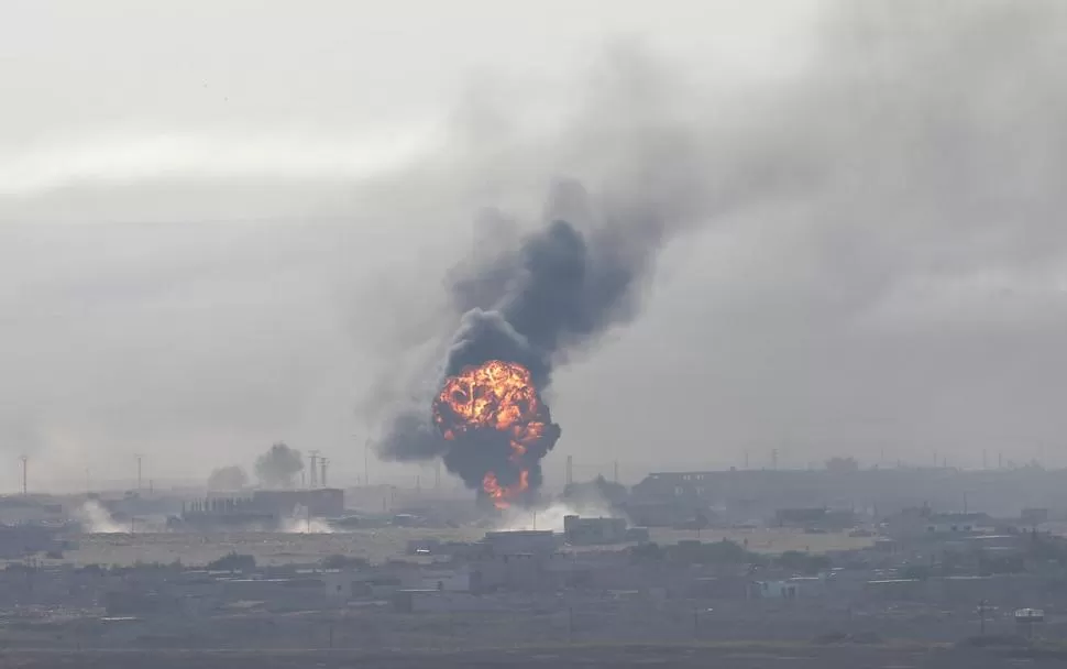 INVASIÓN. Una bomba turca explota en el distrito industrial de Ras al Ain. 