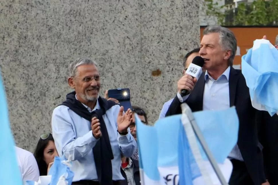 “SÍ, SE PUEDE”. Quiroga acompañó a Macri en la marcha del martes. credito
