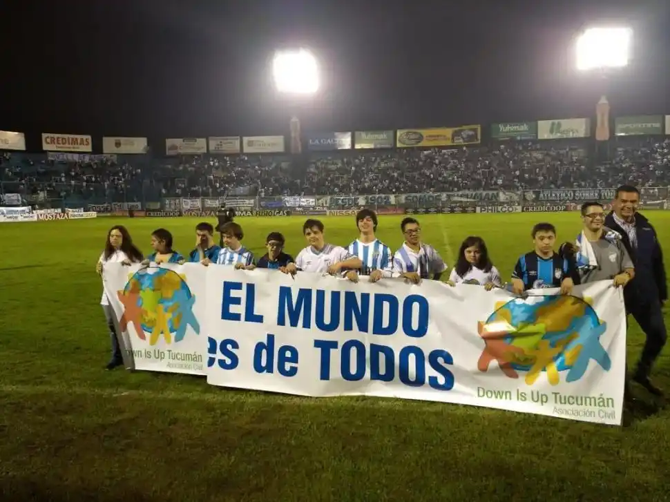 SIN DIFERENCIAS. Niños con síndrome de down, en plena cancha. fotos de prensa c.a.t.