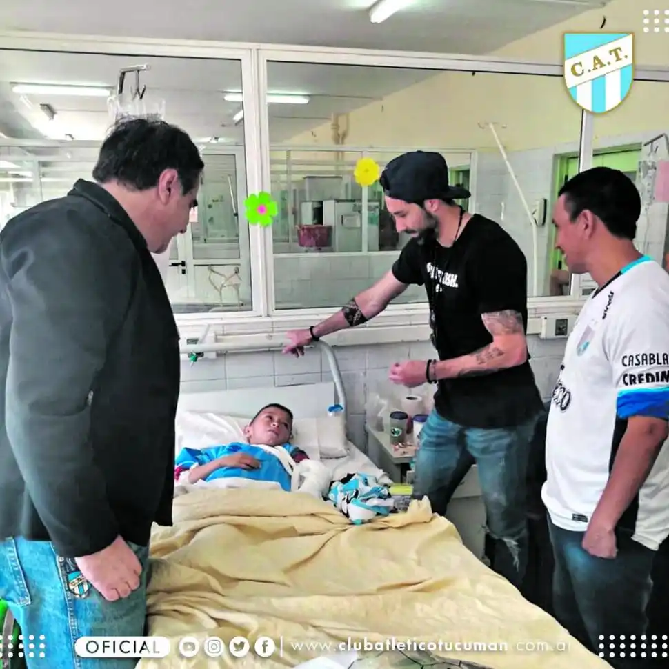 VISITA I. Lucchetti le regaló una camiseta a Tyhago Bustamante, el niño que cayó del alambrado. 