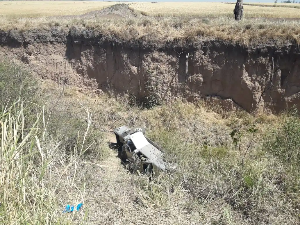 El barranco en el que cayó la camioneta tiene siete metros de profundidad.