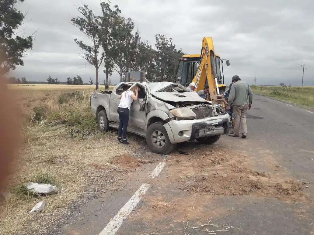 Recién el domingo lograron retirar el vehículo que había quedado en el barranco.