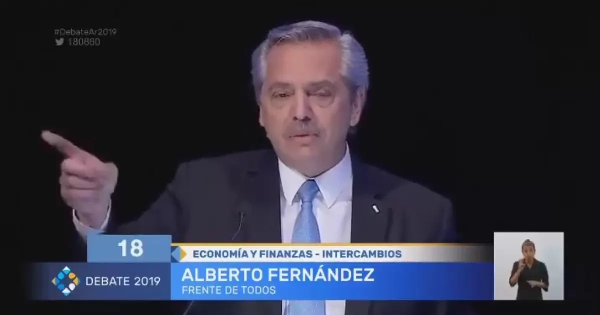 DEDO ACUSADOR. El gesto de Fernández no pasó desapercibido durante el debate.