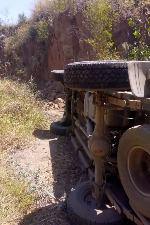La Hilux quedó volcada de costado, del lado del acompañante.