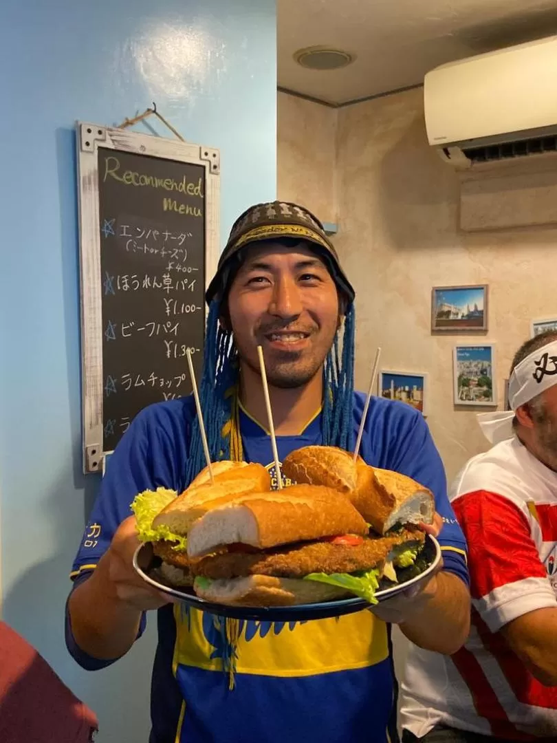 SIN SUSHI. Isamu Kato, el japonés “más argentino”, con sánguches de milanesa. la gaceta / fotos de federico espósito