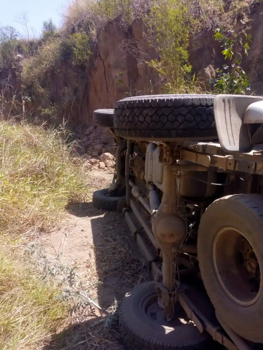 La Hilux quedó volcada de costado, del lado del acompañante.