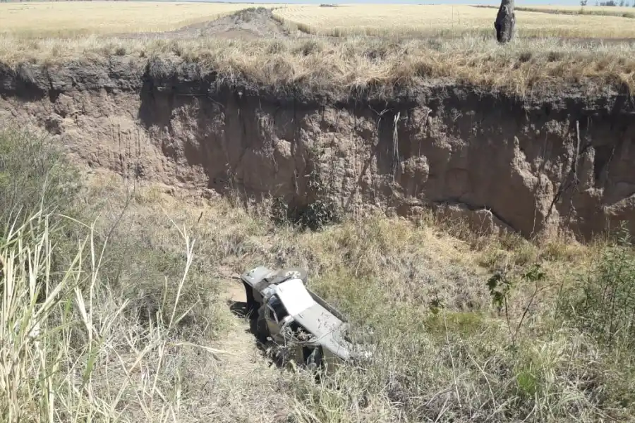 El barranco en el que cayó la camioneta tiene siete metros de profundidad.