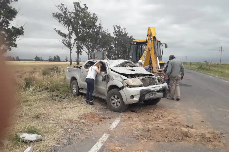 Recién el domingo lograron retirar el vehículo que había quedado en el barranco.