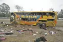 Tres muertos y decenas de heridos al volcar un colectivo