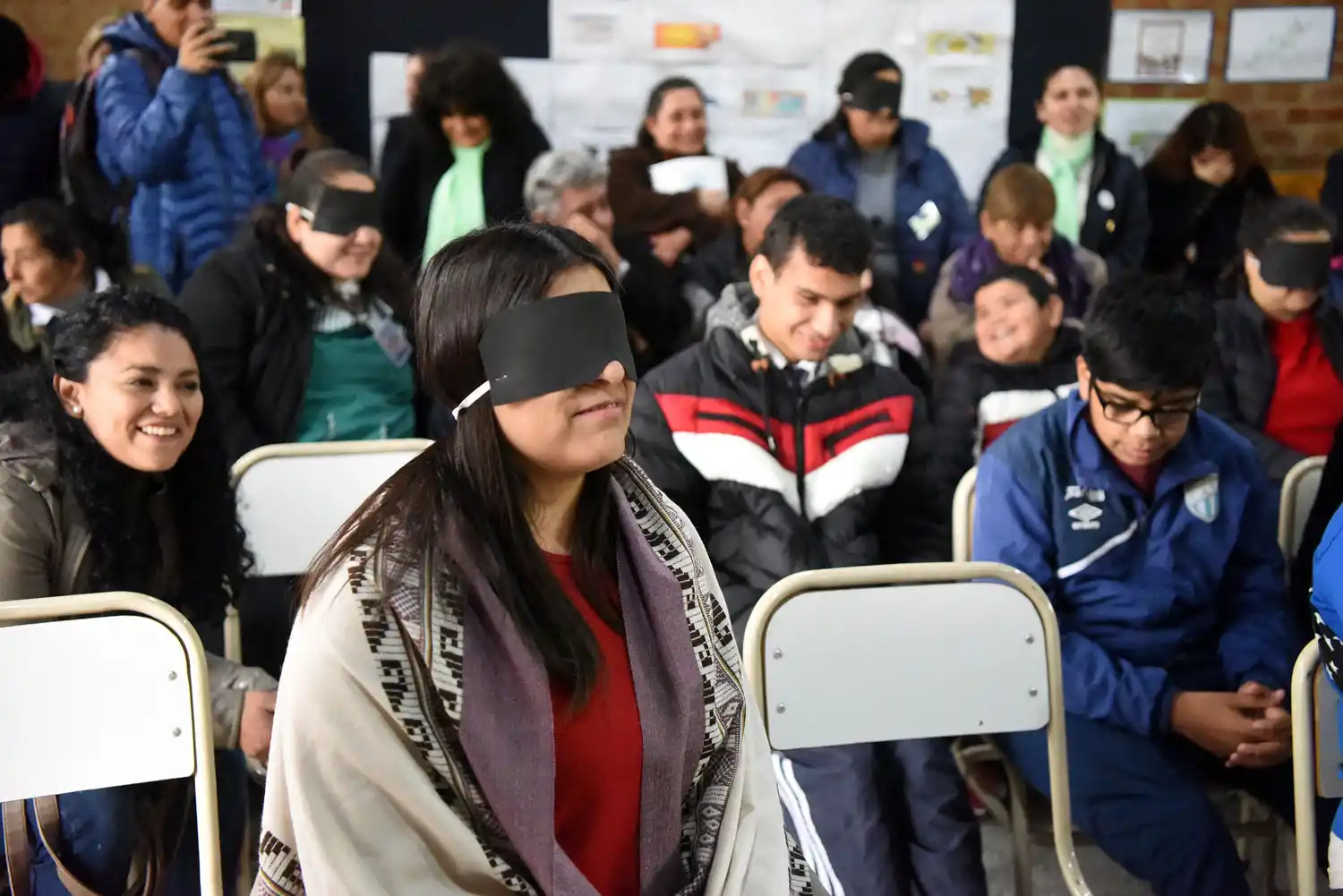 DISFRUTANDO. El público presente tuvo que presenciar la obra con antifaces.