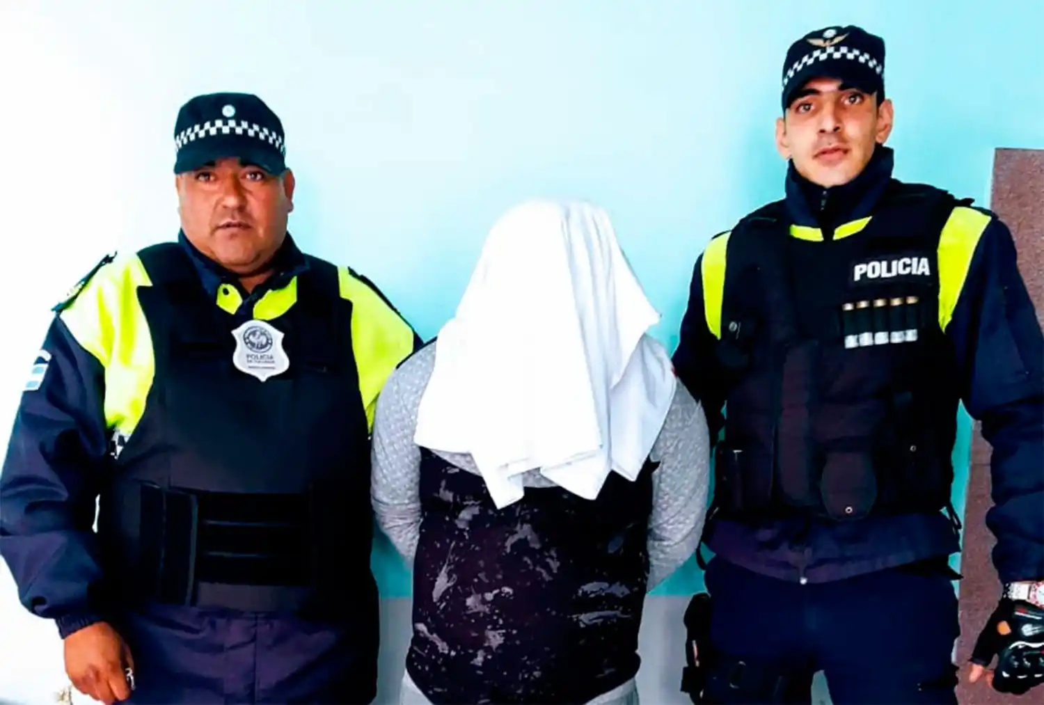 EN LA COMISARÍA. Uno de los tres aprehendidos, custodiado.