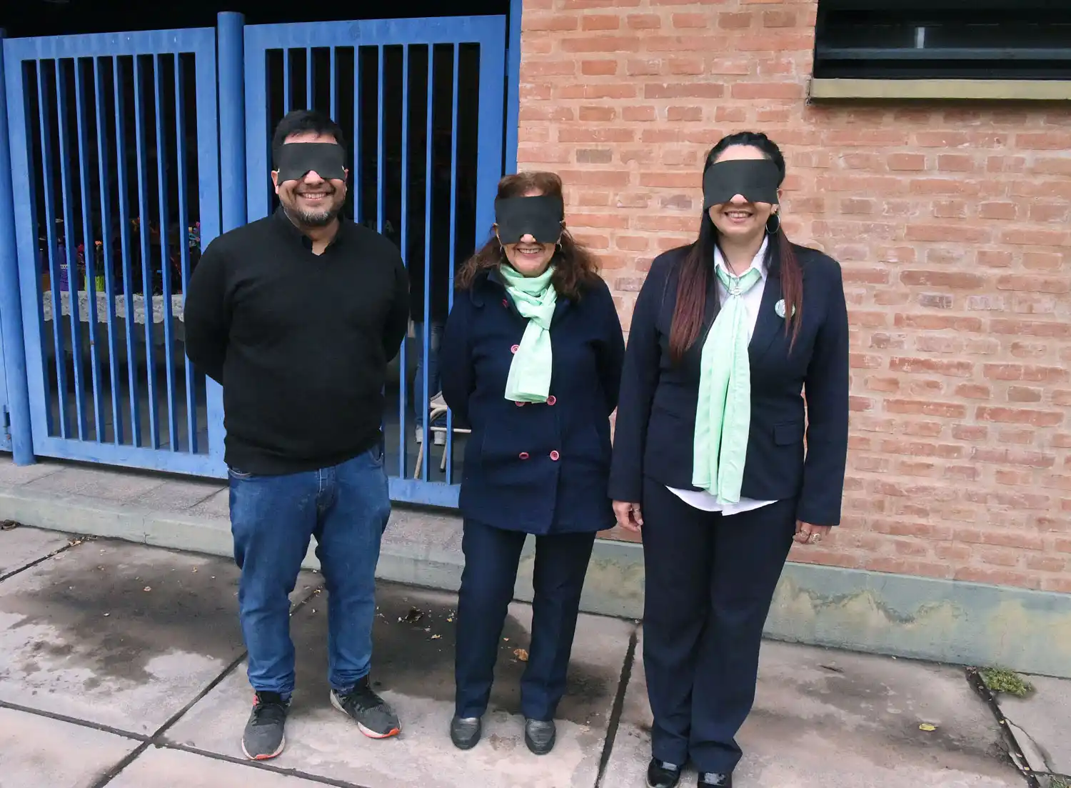 EDUCADORES. Los docentes de la escuela Braille se ponen en la piel de sus alumnos.