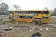 Tres muertos y decenas de heridos al volcar un colectivo