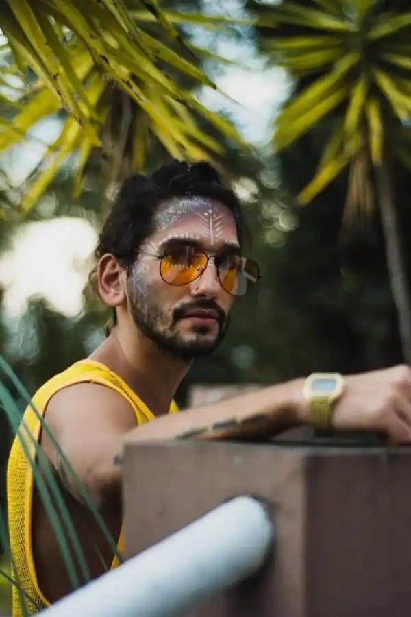 FESTIVAL VIBES. Facundo Haustein luciendo una creación de Milagros Gallardo (@wunder.makeup). @eclat.glitter.tuc