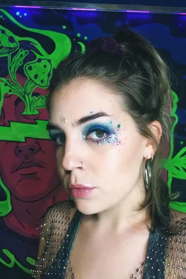 EN EL FESTIVAL RADAR. Make-up hecho por Ana Lucía Troncoso en compañía de Éclat Glitter Tucumán. 