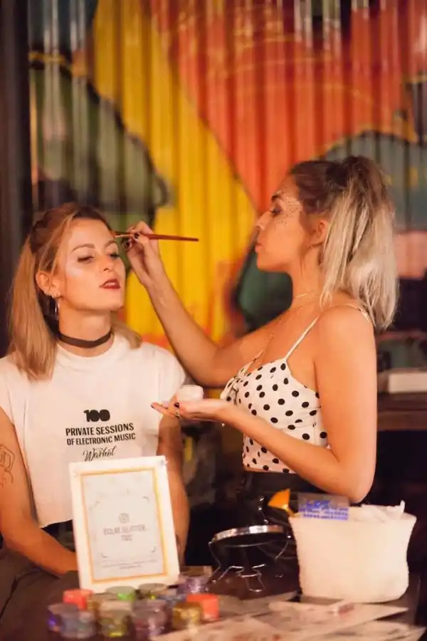 GLITTER BAR. La emprendedora Florentina Mansilla maquillando en Warhol Club. enzo portillo