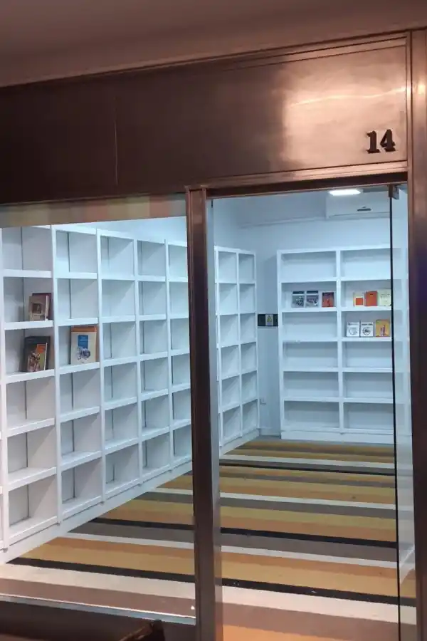 En la Galería Mendoza podrás elegir un libro, sentarte a leer o llevártelo gratis