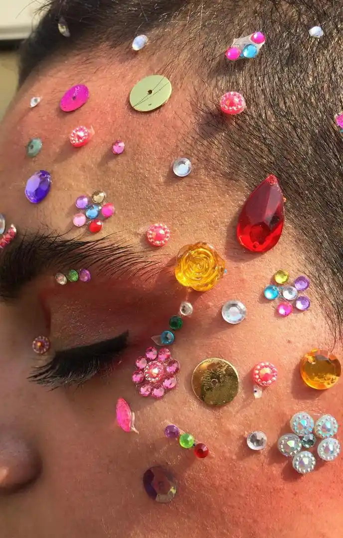 ÚNICO Y COLORIDO. Maquillaje creado por Ana Lucía Troncoso, la modelo es Mariana Bassols. ENZO PORTILLO